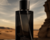 Frasco de perfume preto sobre uma pedra, com fundo de deserto ao pôr do sol